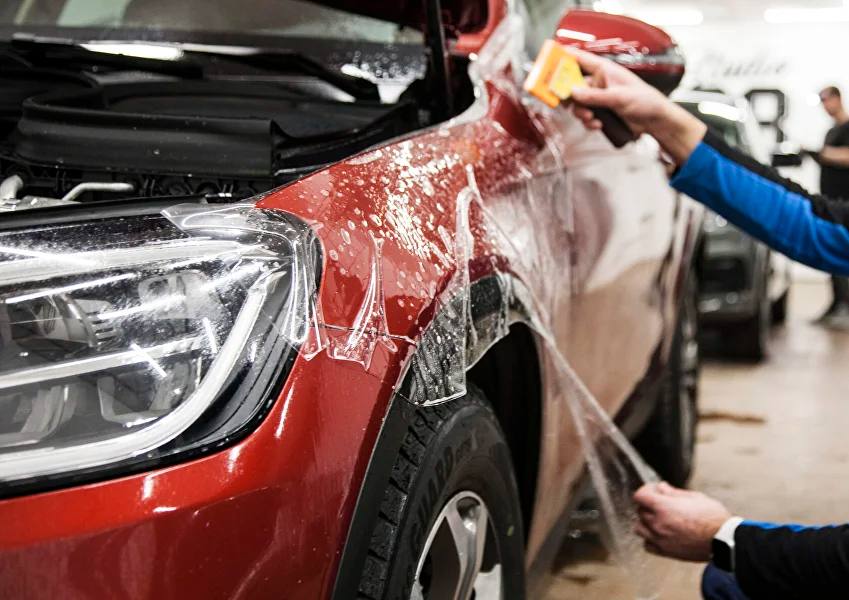 Установка защитной плёнки на красный автомобиль