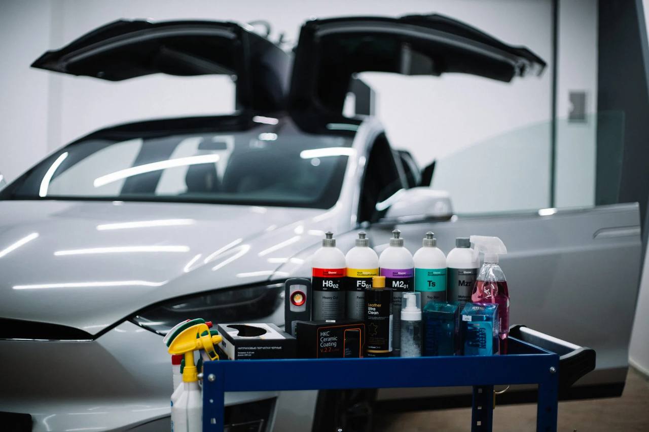 Автомобиль в студии GASCAR перед детейлингом